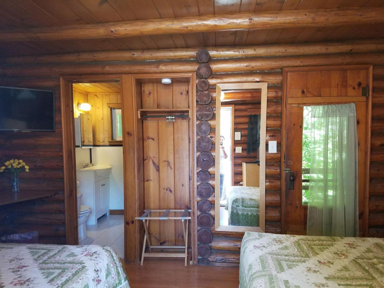 Seven Dwarfs Cabin - On The Brook Cabins Lake George Eksteriør billede