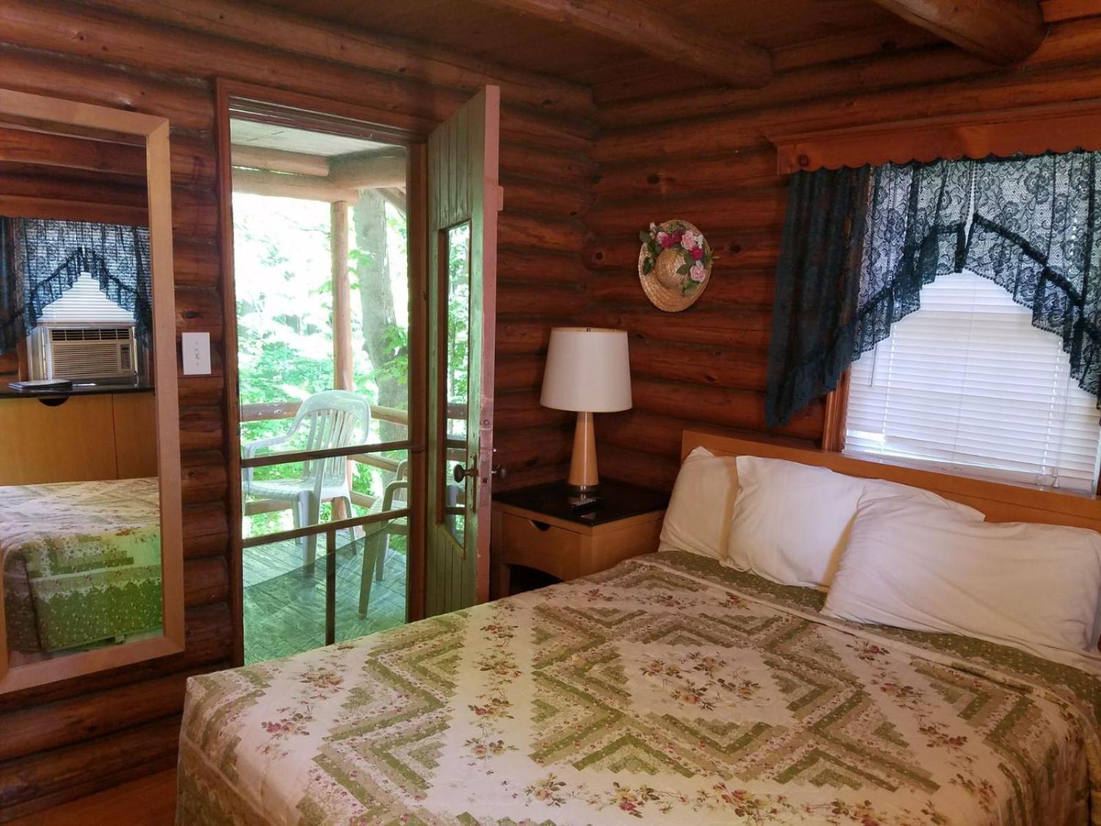 Seven Dwarfs Cabin - On The Brook Cabins Lake George Eksteriør billede