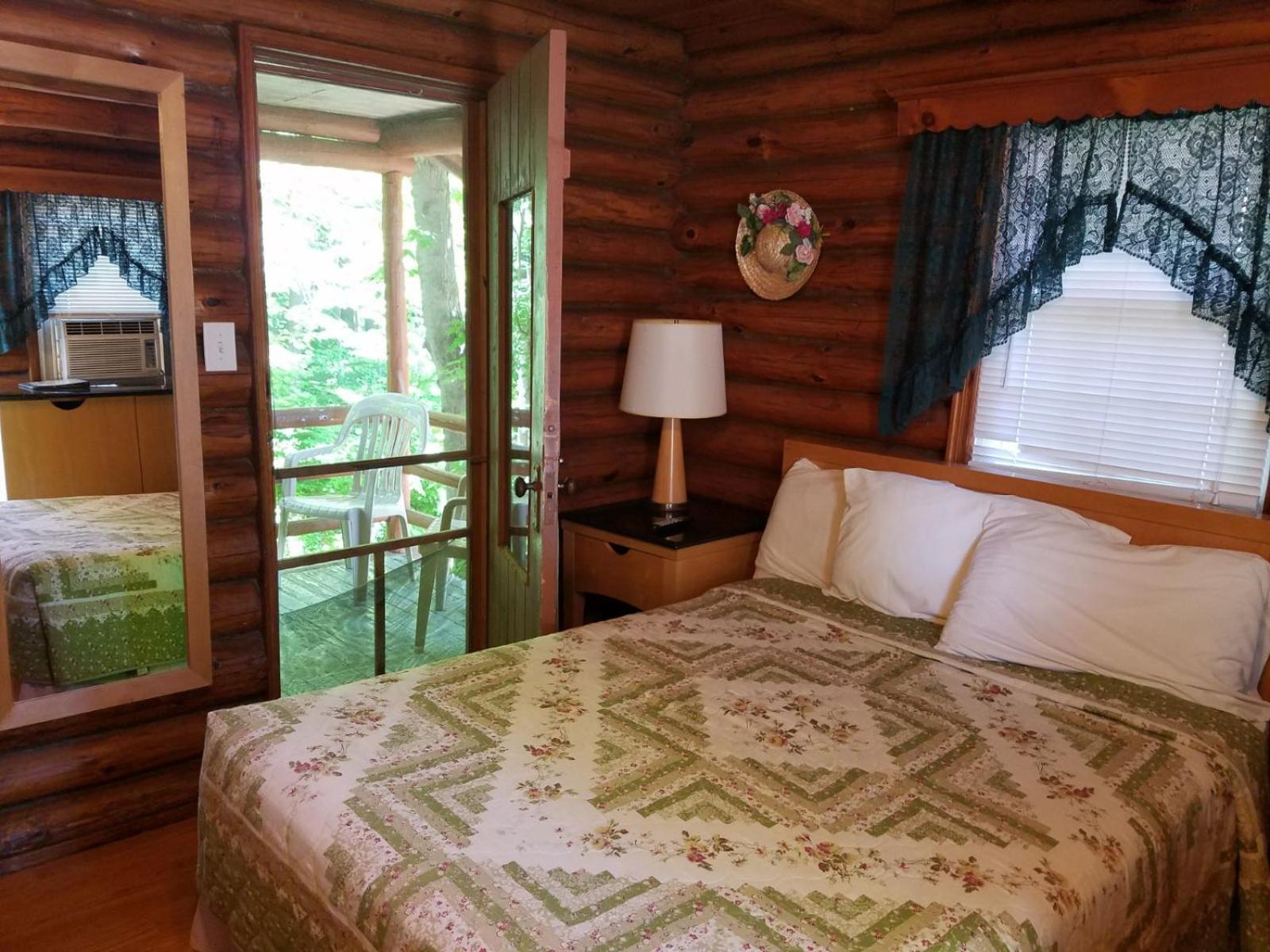 Seven Dwarfs Cabin - On The Brook Cabins Lake George Eksteriør billede
